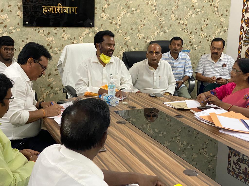 bebidevi_mla's tweet photo. आज हजारीबाग जिले के शिक्षा विभाग के सभी वरीय पदाधिकारियों के साथ समीक्षा बैठक सम्पन्न हुई है। पढ़ाने की कार्यशैली और पढ़ने वाले बच्चों की सुविधाओं में सुधार होना हीं चाहिए.. और ये सारी कवायद इसी के लिए है। यह बात मैंने सभी अधिकारियों को स्पष्ट रूप से कहा है। 
@JmmJharkhand https://t.co/ugB1oUOyOb