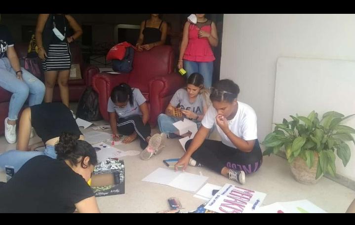 Preparativos!! Merakiza tu piso 🇨🇺
#RevolucionandoLaFEU
#SomosFEU