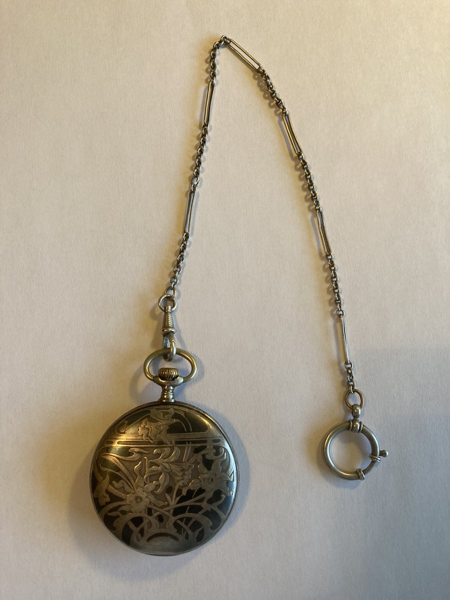 Markus25021978's tweet photo. Jetzt versuche ich mal auf #Followerpower zurück zu greifen: Kennt sich jemand mit #Omega Taschenuhren aus? Habe dieses Schmuckstück, kann aber nichts handfestes im Netz dazu finden. Meine Frage ist: Lohnt sich eine Reparatur oder Restaurierung? #Taschenuhr https://t.co/acP3wMOGQc