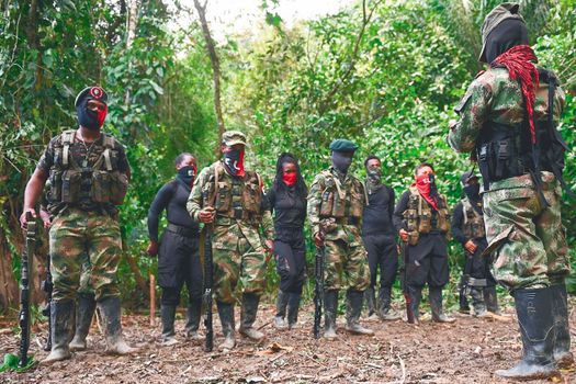 Tras victoria de Gustavo Petro, guerrilla del Eln abre la puerta al diálogo bit.ly/3HEcyYb