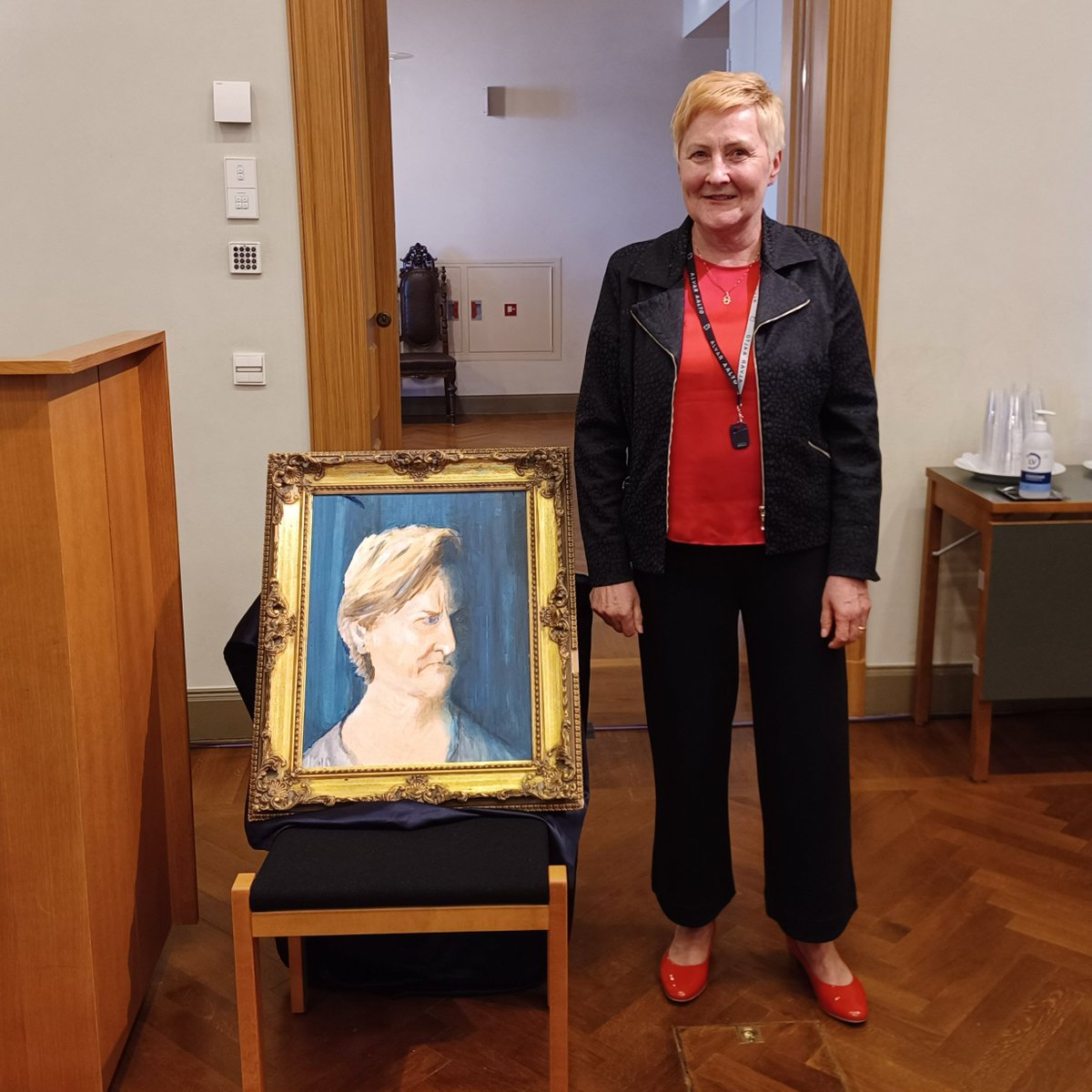 Kevään viimeinen valtuustokokous huipentui kaupunginjohtaja Aino-Maija Luukkosen koskettaviin jäähyväisiin. Kaupunginjohtajaa muistettiin kukin ja vastavuoroisesti hän lahjoitti porilaisille muotokuvansa, jonka oli maalannut edesmennyt kulttuurivaikuttaja Jyrki Kangas.
#pori