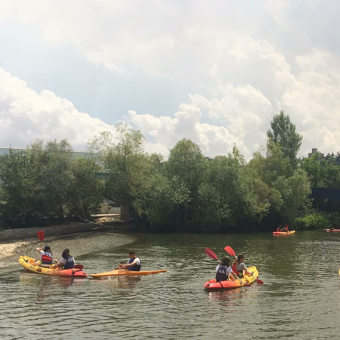 VedrunaPamplona's tweet photo. 🏞 ᑎO ᕼᗩY ᖇíO ᑫᑌE ᑎO ᑕᖇᑌᑕEᗰOᔕ
Fin de curso lleno de actividades al aire libre y deporte.
Juntos, siempre es mejor.
🔄 #AprendizajeActivo
🚀 #InnovaciónPedagógica
🇬🇧 #ModeloExcelenciaBilingüeBEDAPAI
🎓 #BachilleratoDualInternacional
🗽🤲 #LibresYresponsables https://t.co/yiGMz6iTCh