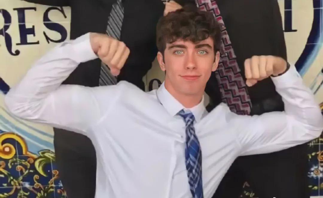 Roviiida's tweet photo. It’s so sorrowful to think that he has finally graduated, after 12 years that he was struggling for this moment…to make himself &amp; his family to be proud of him…He must have been so joyful that he will fly!

 It’s the place he belongs to, not prison…
#cameronherrin https://t.co/NJlQXzrKkO