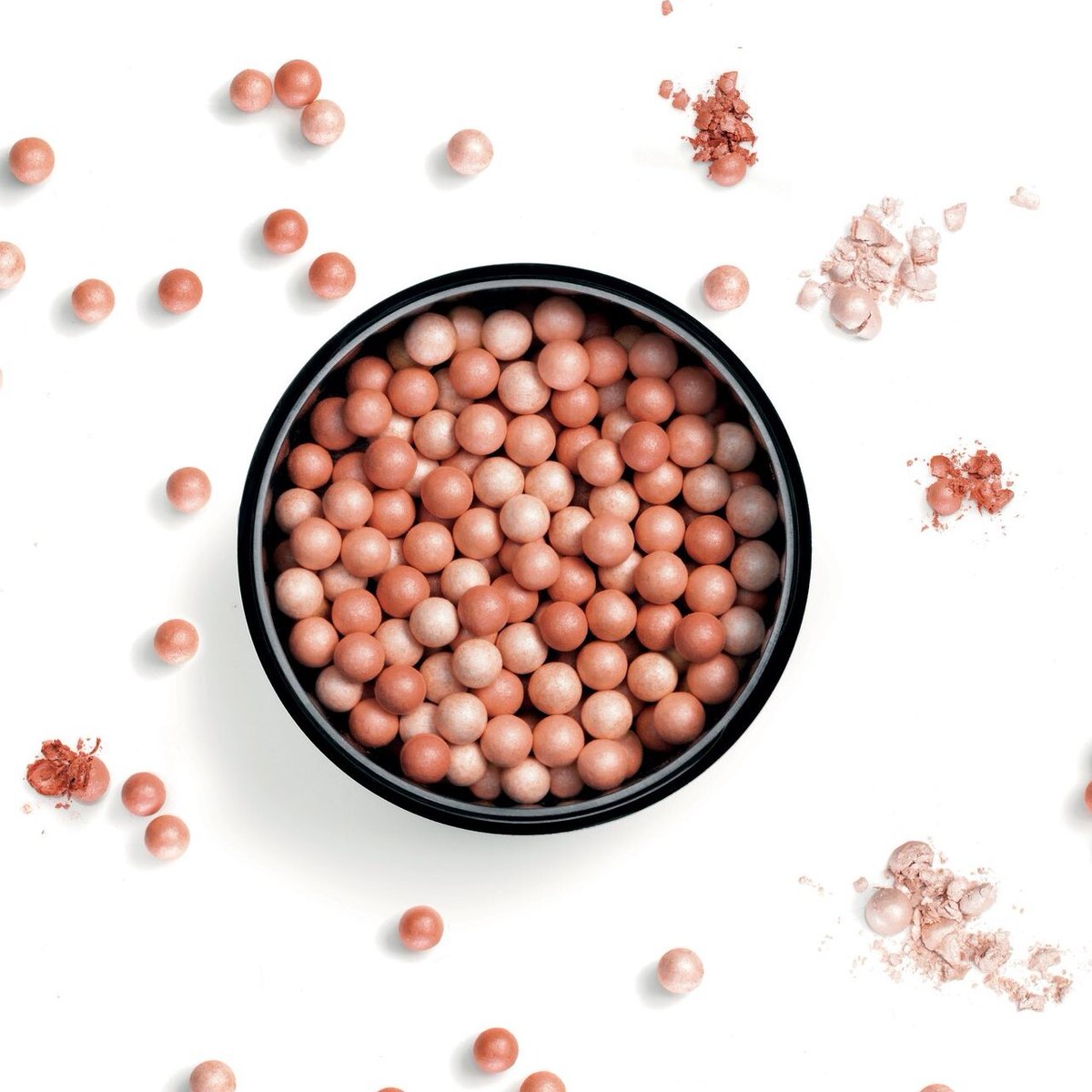 Don't blend into the background!
Wherever you're heading, bring a little Hollywood glitziness to your look! ✨
A great highlighter will always help with this.
wu.to/dLC01e
#BeautyAZ #VIP #Avon