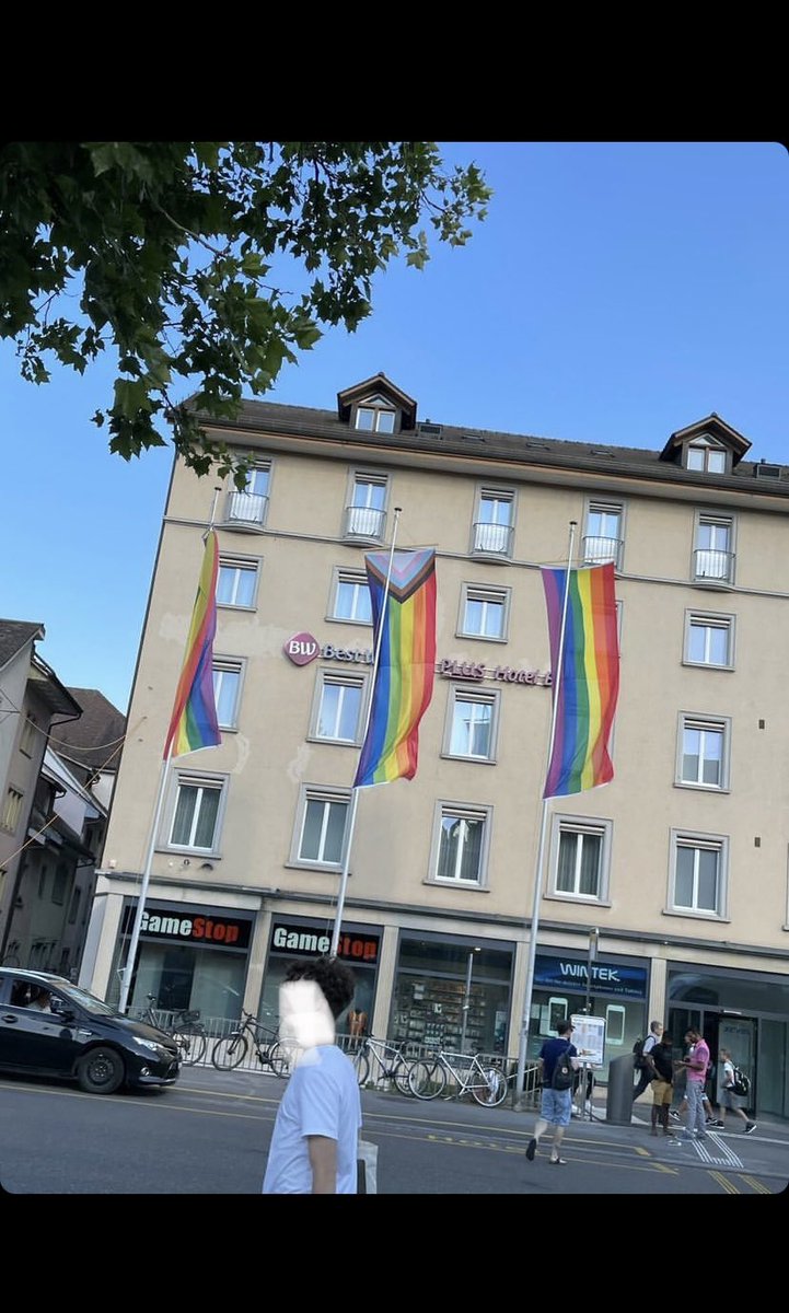 Geht doch! Pride Fahnen beim Bhf #Schaffhausen. Danke an den Verein #QueerdomSchaffhausen dass ihr Fahnen gekauft hat. #StadtSchaffhausen schreibt euch Juni 2023 in die Agenda und kauft eure eigenen, Merci! #schaffhausenprideweek