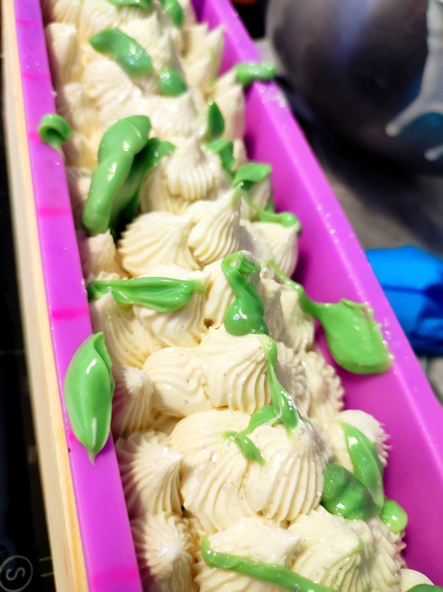 Lemongrass Essential oil Soap.
This smells so amazing! And it's full of tasty butters such as Shea butter, coconut oil, almond oil, and olive oil 

Lemongrass Essential oil is great for removing negative energy 😁

Cured in 4-6 weeks

#soapmaking #soaps #sheabutter #natural