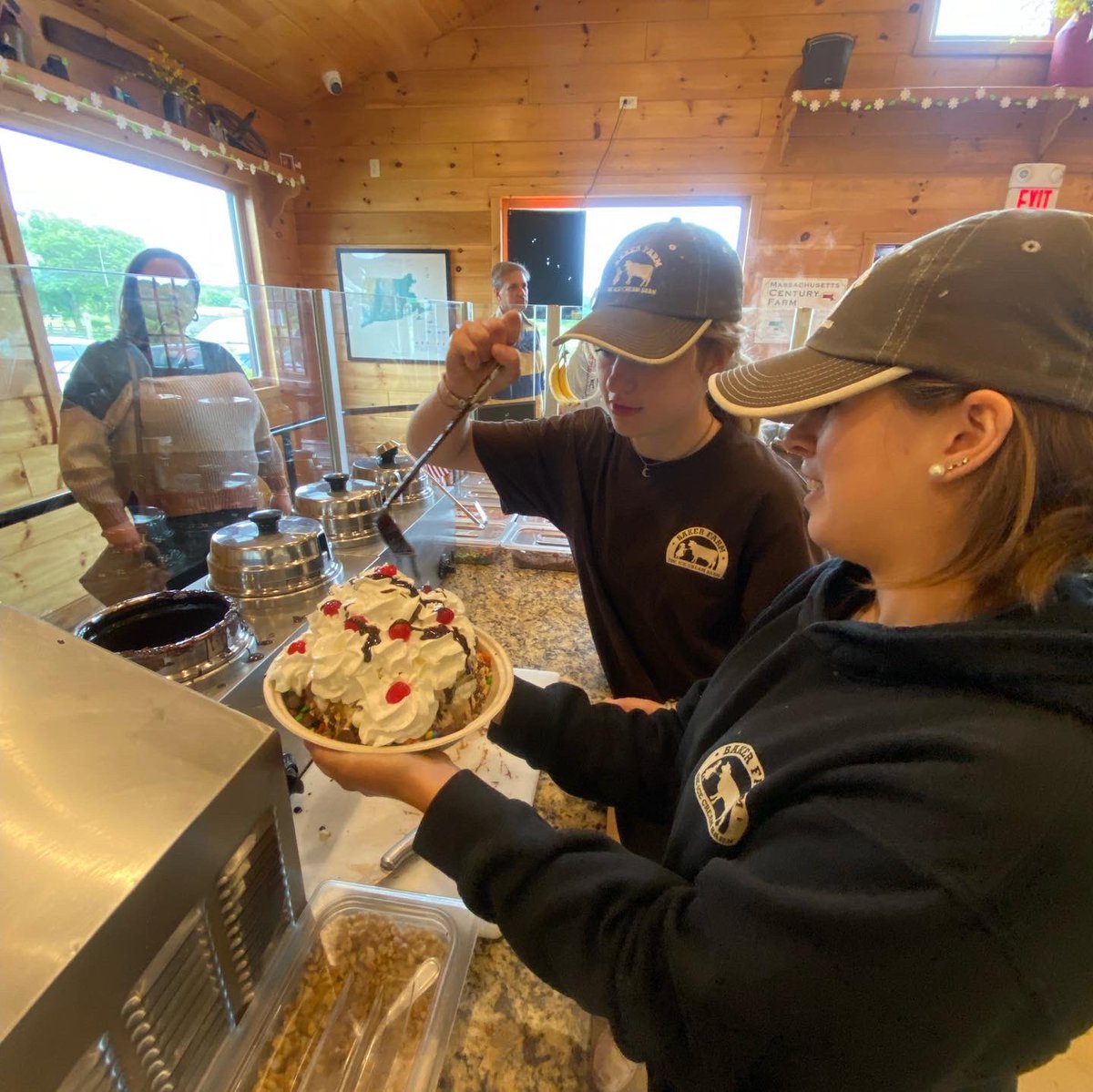 theicecreambarn's tweet photo. Happy Father’s Day to all the amazing dads out there! ❤️❤️❤️ #TheBaker #MegaSundae for the win! #TeamworkMakesTheDreamWork https://t.co/zIzj2fPj0X