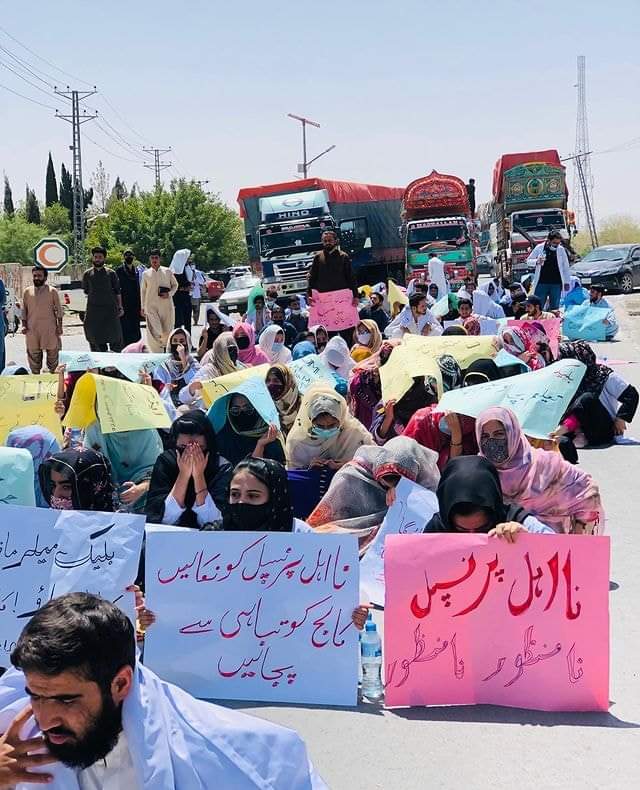 Ziabaloch__'s tweet photo. میرے ہاتھ میں قلم ہے۔ میرے ذہن میں اجالا ۔مجھے کیا دبا سکے گا کوئی ظلمتوں کا پالا
#SaveLoralaiMedClg https://t.co/UqtrwLuREY