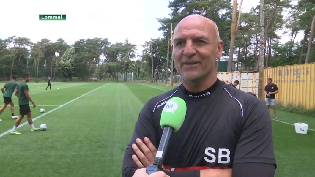 TomKumsTVL's tweet photo. Een stralende Steve Bould op de eerste troepenschouw van @LommelSKOff. Fijn eerste gesprek met het Arsenal-icoon: over veel koppen &amp; nieuwe namen onthouden, de warmte van een familieclub &amp; wandelen door de Sahara. #TVLNieuws #Bould https://t.co/sv76B3MD71 https://t.co/n6gD01b8kE