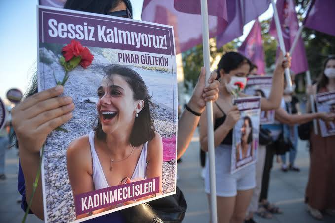 Pınar Gültekin’i diri diri yakan katil Cemal Metin Avcı'ya “haksız tahrik” indirimi uygulanarak “ağırlaştırılmış müebbet hapis cezası” 23 yıla indirildi.

Yargıtay kararı onaylarsa katil 14 yıl yatıp çıkacak.

Adalet kesinlikle yerini bulmamıştır. 
#PınarGültekinİçinAdalet