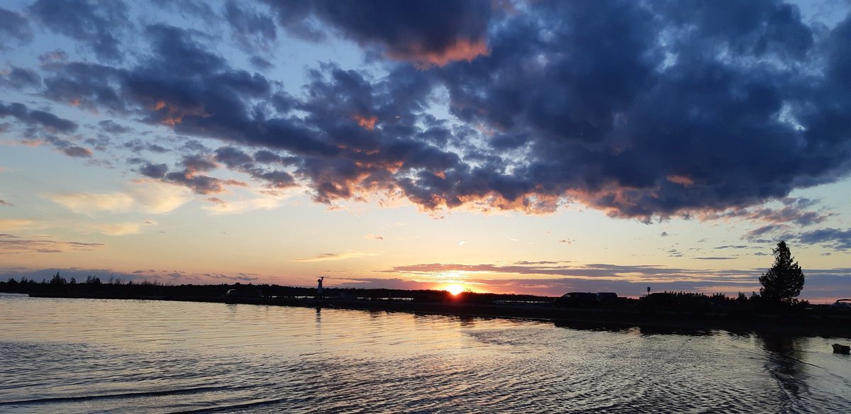 stobbe_j's tweet photo. @JulieCTV This was an amazing sunset at Oliphant On last weekend https://t.co/Kt4W2rspKX