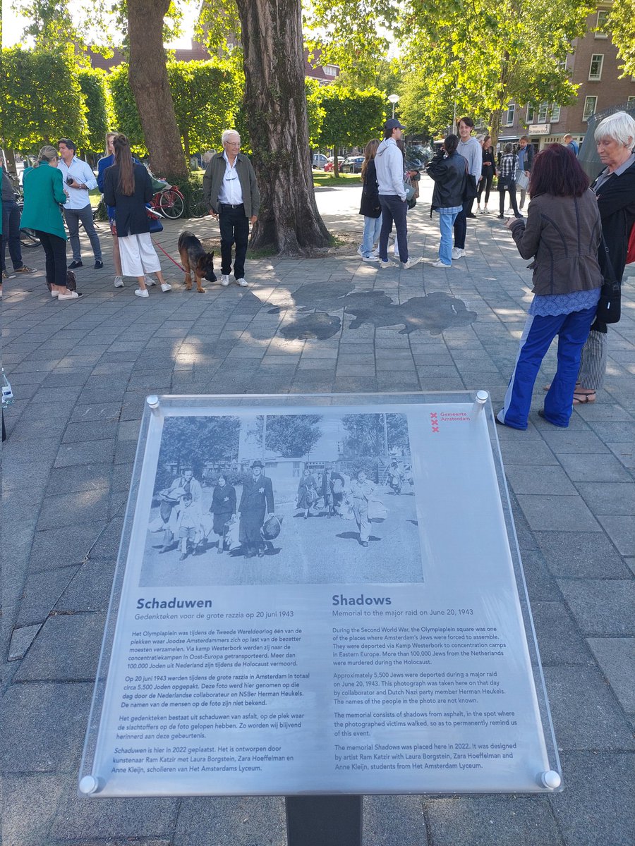 Een bijzonder #kunstwerk van Ram Katzir op het #Olympiaplein ter nagedachtenis aan de #slachtoffers van de #razzia van 20 juni 1943. Het informatiebord staat op de plek waar Herman #Heukels stond toen hij de foto  die ochtend om 9.19 nam.  #wijwarensupermannen #nooitmeer