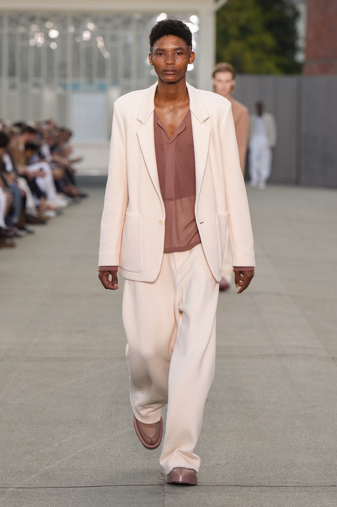 denetric_malope's tweet photo. Ladies and Gentlemen men. The iconic Lebo Malope opens @Zegna  SS23. Milan fashion week 🙏🏾. https://t.co/5pW0BRR4pm