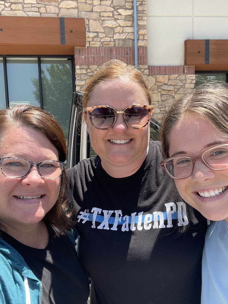 MsCokersClass's tweet image. Team lunch when we could squeeze it in!
#2ndgraderocks