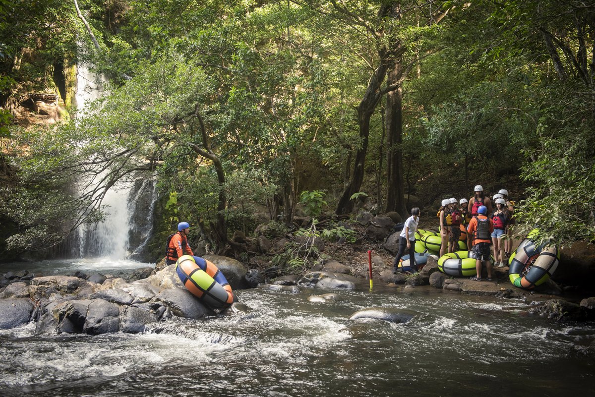Rio Negro Tubing Adventure - Hacienda Guachipelin youtu.be/PjjJUKYnkC8 a través de <a href="/YouTube/">YouTube</a>