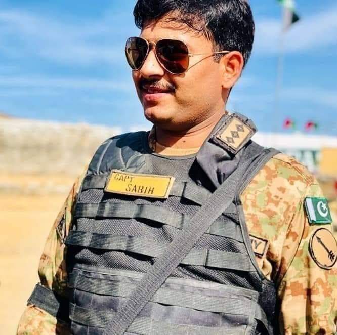 WARW0UNDED's tweet photo. Mother of Captain Sabih Shaheed receving her son's gallantry award "Tamgha-e-Basalat" from Army Chief.

"جس میں نہ ہو انقلاب، شہادت ہے وہ زندگی" https://t.co/Kb3V7RotPr