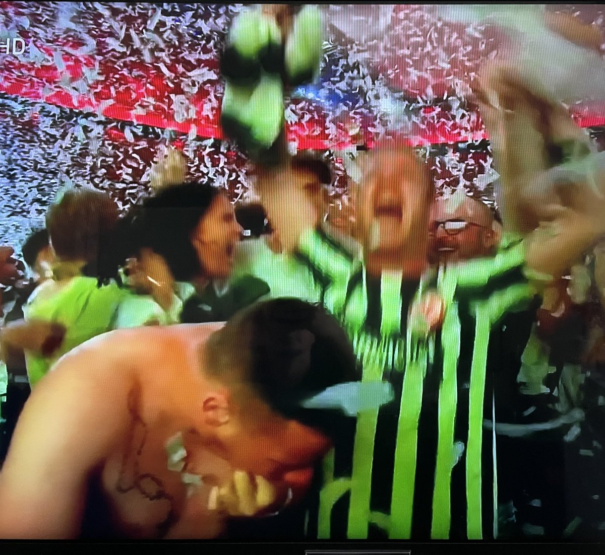 Don_Slivovic's tweet photo. Weiß jemand , ob es dem Kollegen der die herabfallenden Schnipsel beim Public Viewing verschluckt hat , gut geht ? #sge #ffh #sgerfc https://t.co/eSW2AFxlVU