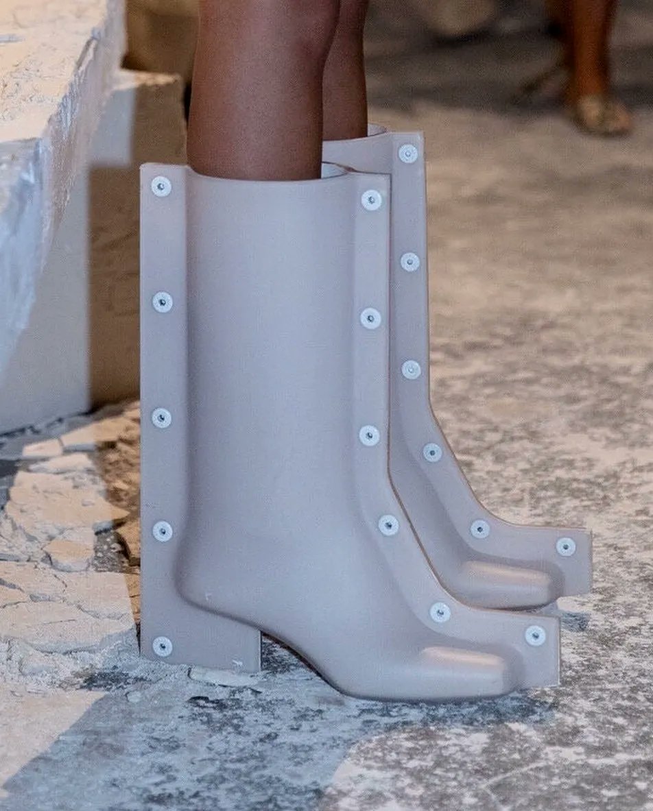 cortexcreatives's tweet image. FASHION: Mold boots by Elena Velez X MRPH Design from their collaborative Spring 2022 Show.⁠

⁠The boots are assembled/disassembled around the foot each time they are worn, with custom bolts holding the two halves together.

Photography: Tania Diego