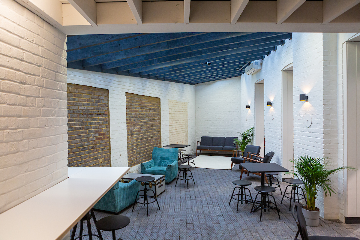 TheHatDistrict's tweet photo. Great location, networking opportunities to grow your business, creative atmosphere, member-only perks and access to book from our 65 workspaces – what’s not to like about Hat Works?
Find out more, sign up today: https://t.co/erHnNnig3k
#HatWorks #Luton #HotDesk https://t.co/RJUMdaBxBv