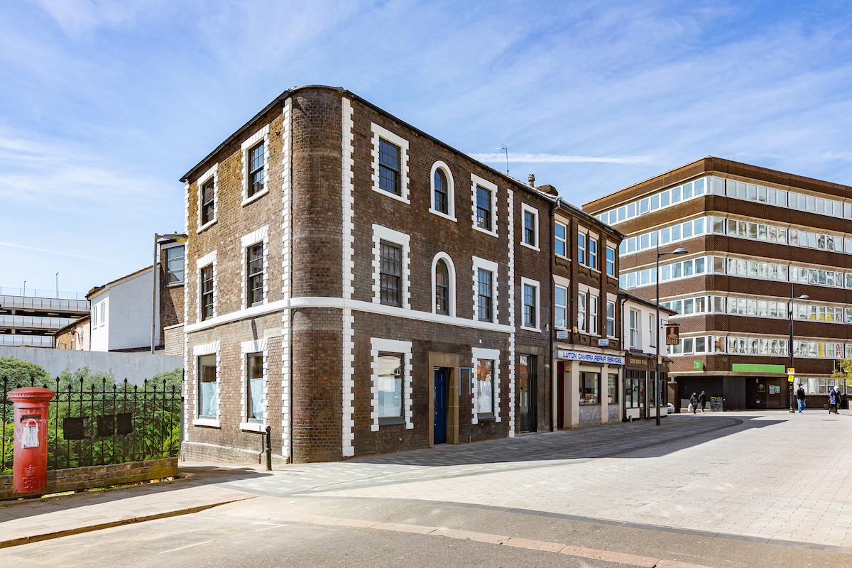 TheHatDistrict's tweet photo. Great location, networking opportunities to grow your business, creative atmosphere, member-only perks and access to book from our 65 workspaces – what’s not to like about Hat Works?
Find out more, sign up today: https://t.co/erHnNnig3k
#HatWorks #Luton #HotDesk https://t.co/RJUMdaBxBv
