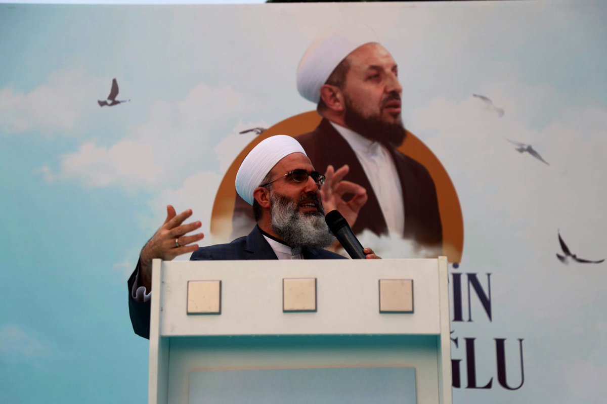omerrarisoy's tweet photo. Abdulmetin Balkanlıoğlu hoca müstesna bir insandı.

Ömür sermayesini hayırlı işlere, insanların iyiliğine harcadı.

Bugün Merkezefendi Camii’nin avlusunda toplanan insanlar buna şahittir.

Allah mekânını cennet eylesin, ruhu şad olsun. https://t.co/w0ezbt0YLN