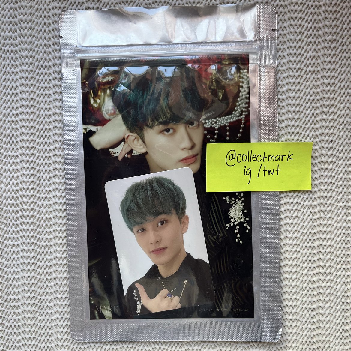 collectmark's tweet photo. WTS ✰ USA ONLY !

♡ MARK LEE The Castle MD (postcard+ photocard set)

- only opened once 
- DM me a 😊 to purchase 
- will only accept pypal + vnmo ! https://t.co/PqhLoofDqU