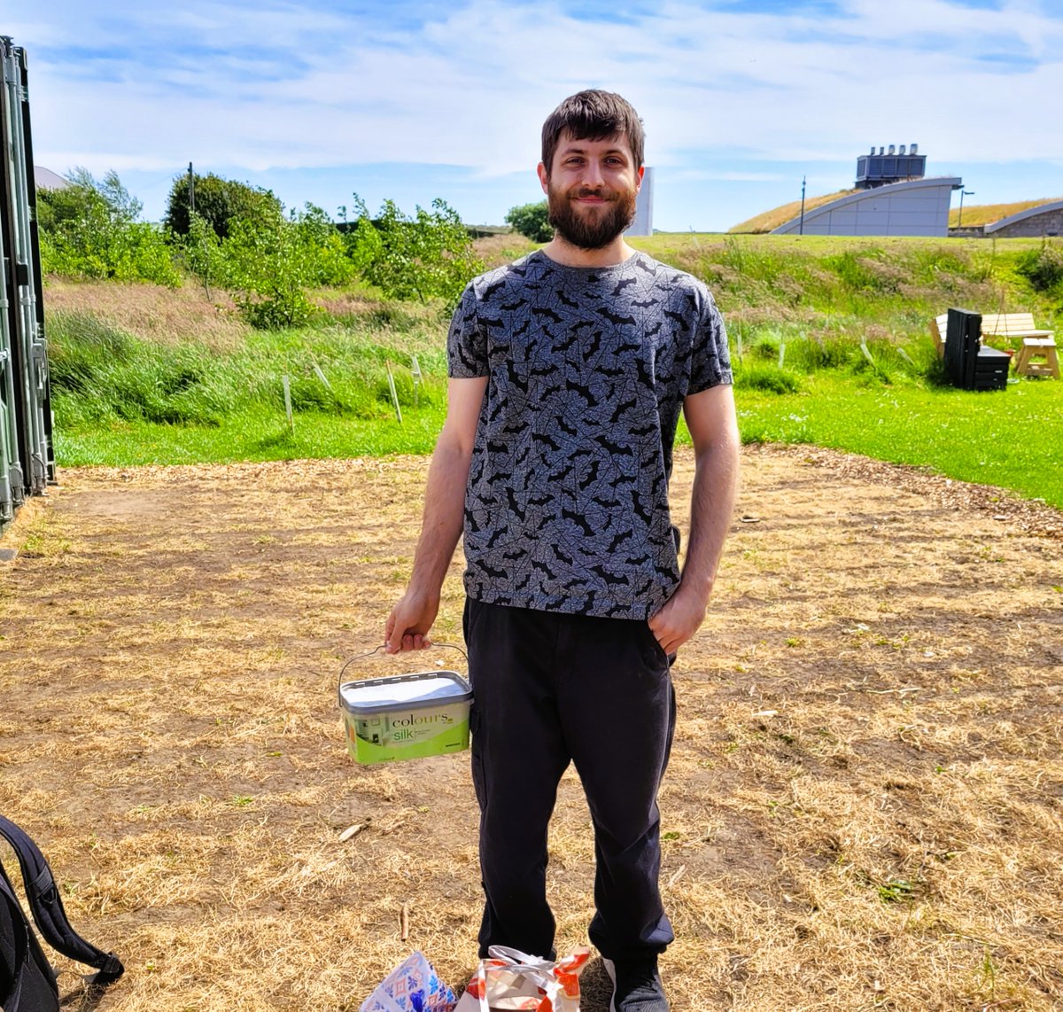 LadiesSeaton's tweet photo. A few faces from today, great to chat with Helina, Colin, Chris, Rosalyn, Ian, Connor, Stevie & many more - #freshhub #trails #community #wellness - huge thanks for the donations plants/ paint & more to brighten up #seaton #linksfield @HSCAberdeen @bonaccordcare @AberdeenCC https://t.co/WeBZCYpKMB