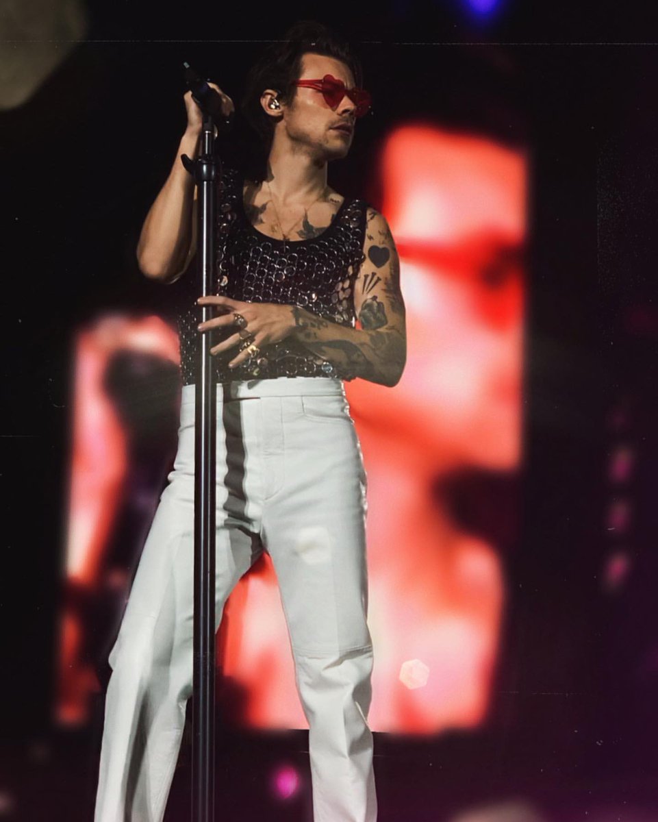 HLDTour's tweet photo. Harry Styles, live from Wembley Stadium. 
#LoveOnTourLondon #Night2 
19.6.22

📸: aurora.shootz https://t.co/5YFLbGTr0r