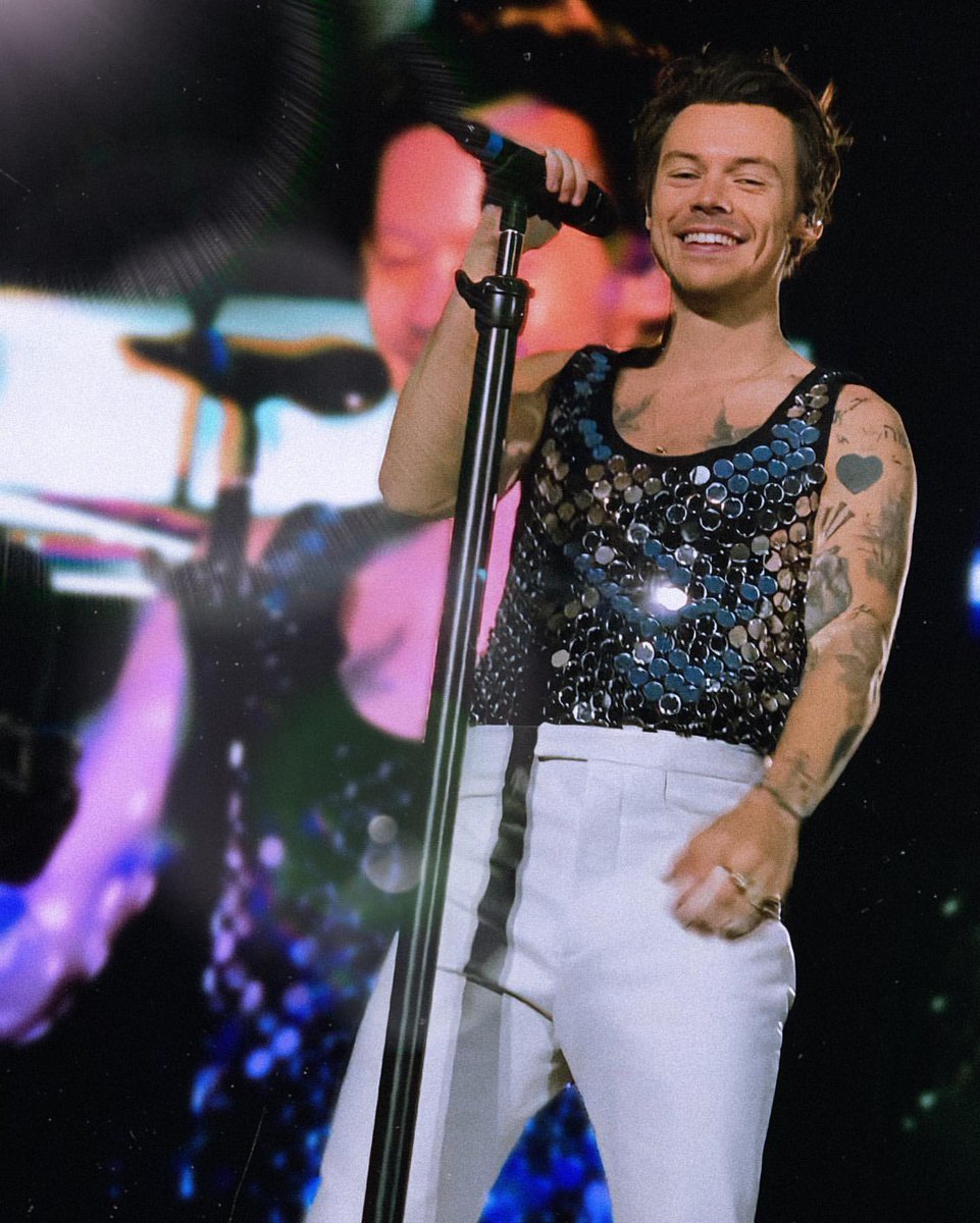 HLDTour's tweet photo. Harry Styles, live from Wembley Stadium. 
#LoveOnTourLondon #Night2 
19.6.22

📸: aurora.shootz https://t.co/nDeCokvGH2