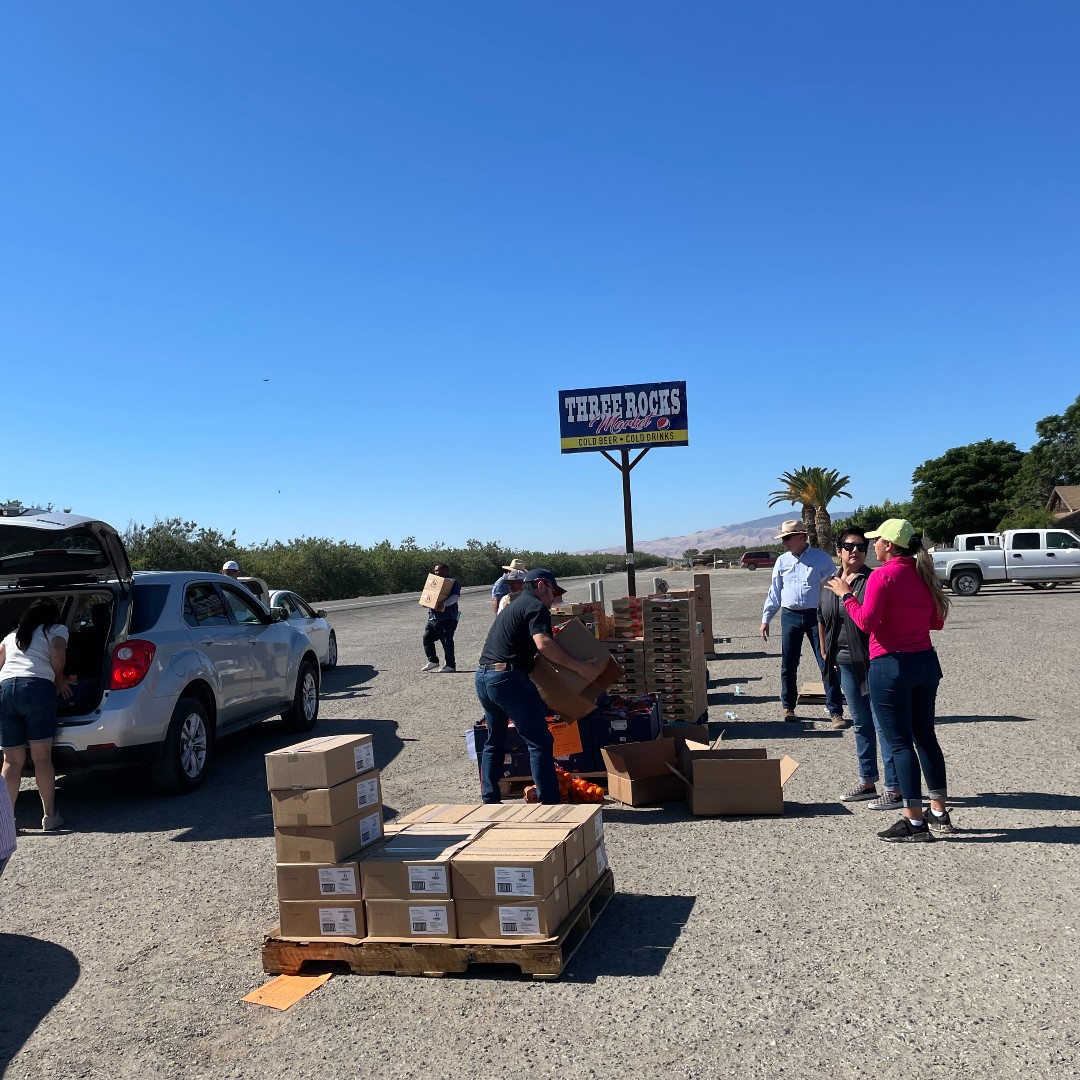 Westlands_Water's tweet photo. Another successful food distribution this morning. The weather was amazing and thanks to all the #volunteers we were able to get things done quickly. @cencalfoodbank @FresnoEOC #ElPorvenir #CantuaCreek #ThreeRocks https://t.co/9gulM1ikso