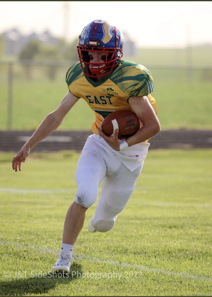 ClarksonYotesFB's tweet photo. We will miss @BeesonMitchel and @2elihays2 two guys that epitomized our program. We have some great dudes in our program top to bottom. Thanks @Jtsideshots for the photo. @NE8manFB #GoPats🏈 https://t.co/YWSlhcOkPb