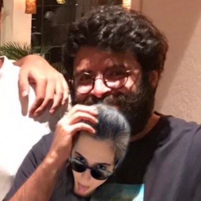 hani eski bir resme bakarken