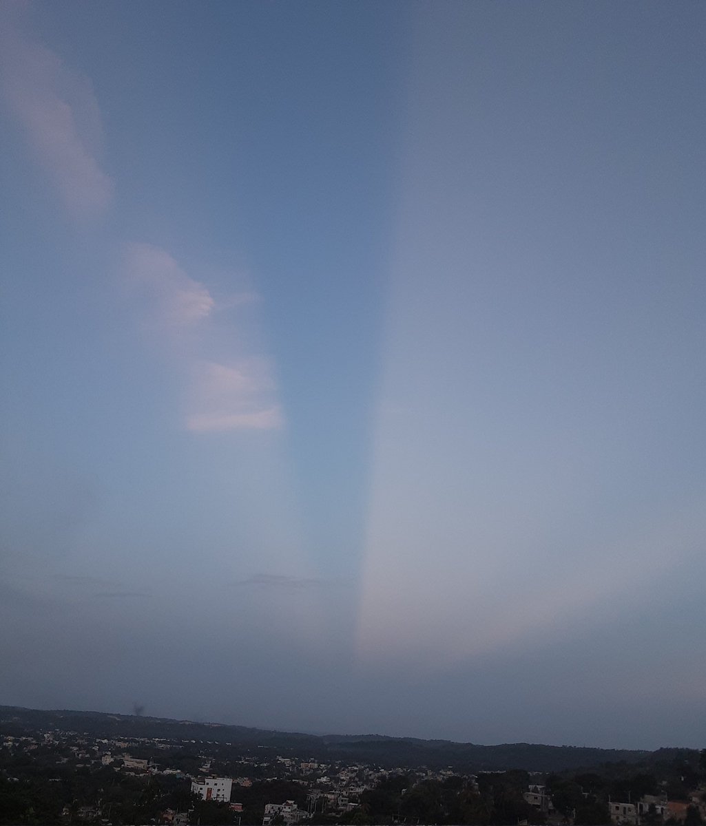 WeatherRD's tweet photo. Unos hermosos rayos anticrepusculares al atardecer. #rayosanticrepusculares #ThePlotoHour #sky @ThePhotoHour https://t.co/VuqIMVAcx5