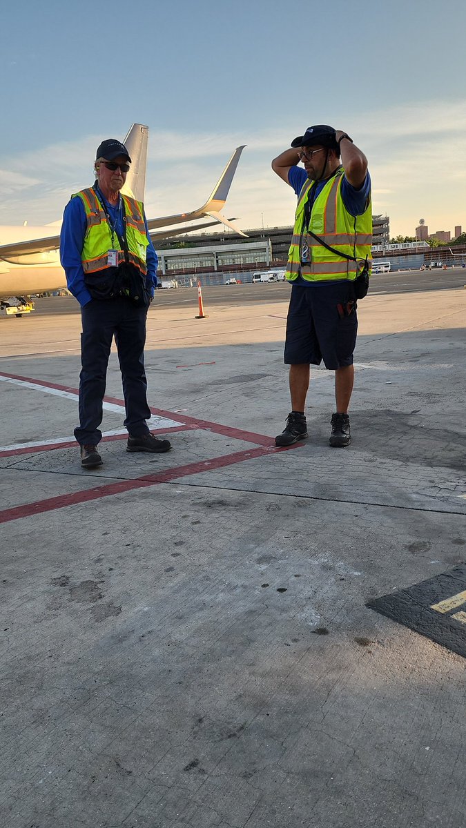 <a href="/BruceDavisRed/">Bruce Davis</a> always enjoys taking time to mentor....beautiful night in EWR. #ConsistencyTeam out and about talking up QT efficiency and TCI metrics #goodleadstheway
<a href="/JMRoitman/">Jon Roitman</a> <a href="/BsquaredUA/">Bradley Boyd</a> <a href="/MikeHannaUAL/">Mike Hanna</a> <a href="/chahin_hector/">UA HEC</a> <a href="/KevinSummerlin5/">Kevin Summerlin</a> <a href="/HatterGlad/">TheGladHatter</a>