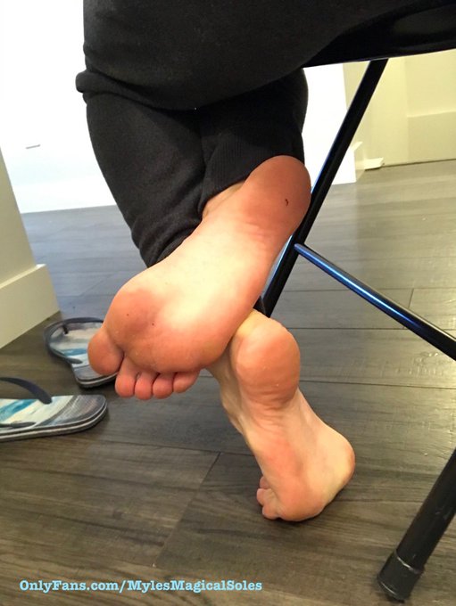 Flip flop season is in full swing, and my soles officially smell like caramel popcorn 🤭 https://t.co<a href="/tag/sexysoles"class="tags"><span>#sexysoles</span></a><a href="/tag/softsoles"class="tags"><span>#softsoles</span></a><a href="/tag/malefeet"class="tags"><span>#malefeet</span></a><a href="/tag/malefootfetish"class="tags"><span>#malefootfetish</span></a>