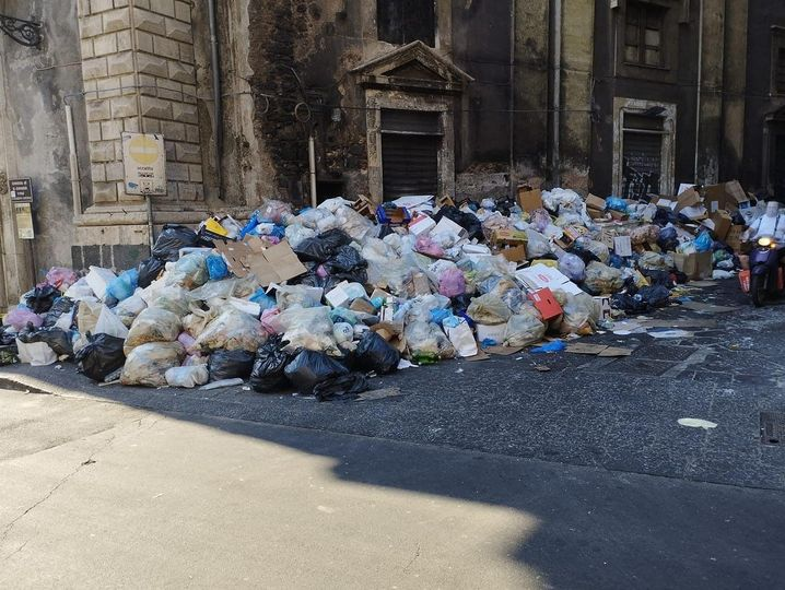 Ilviailvia's tweet photo. #Catania dove governa #FratellidItalia il partito della #Meloni.
La Chiesa di Santa Chiara a Catania, in pieno centro storico, sepolta dalla spazzatura. https://t.co/RaUqJaxiHQ