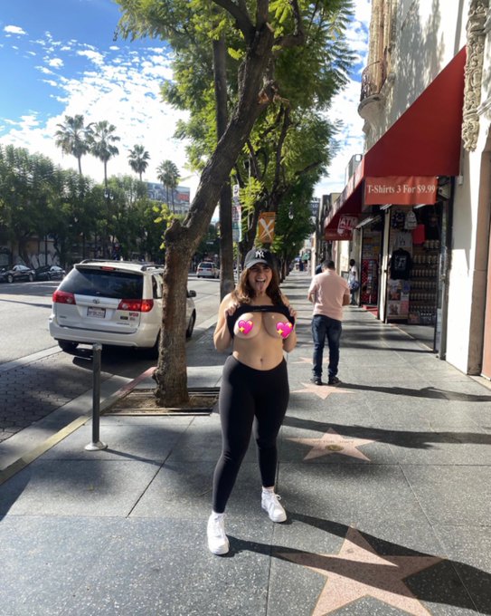 Throwback to me flashing my titties on Hollywood blvd last year https://t.co/P13Z537Mx8