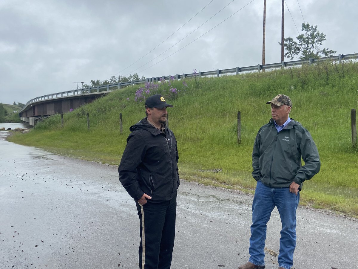 DominicKBJRMN's tweet photo. According to Flathead County Sheriff Brian Heino, water flow levels have risen a foot and a half in the last hour. Incident command has called all available units to help as flooding increases. #mtnews #flodding #flathead https://t.co/T6uJTvIhyY
