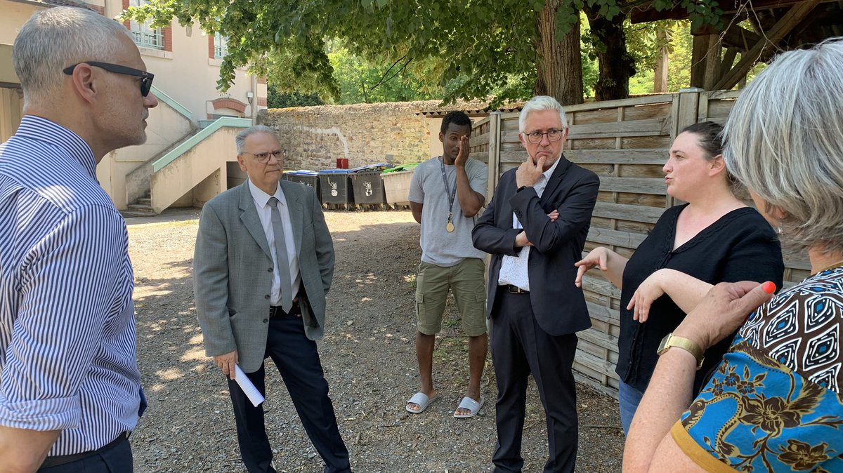 Dans le cadre de la #JourneeMondialedurefugie, le Préfet s’est rendu au centre provisoire d’hébergement de Pessat-Villeneuve géré par <a href="/CeCler63/">CeCler</a> afin d’échanger avec des réfugiés et les membres de l’association notamment sur leurs actions visant à l’intégration des réfugiés.