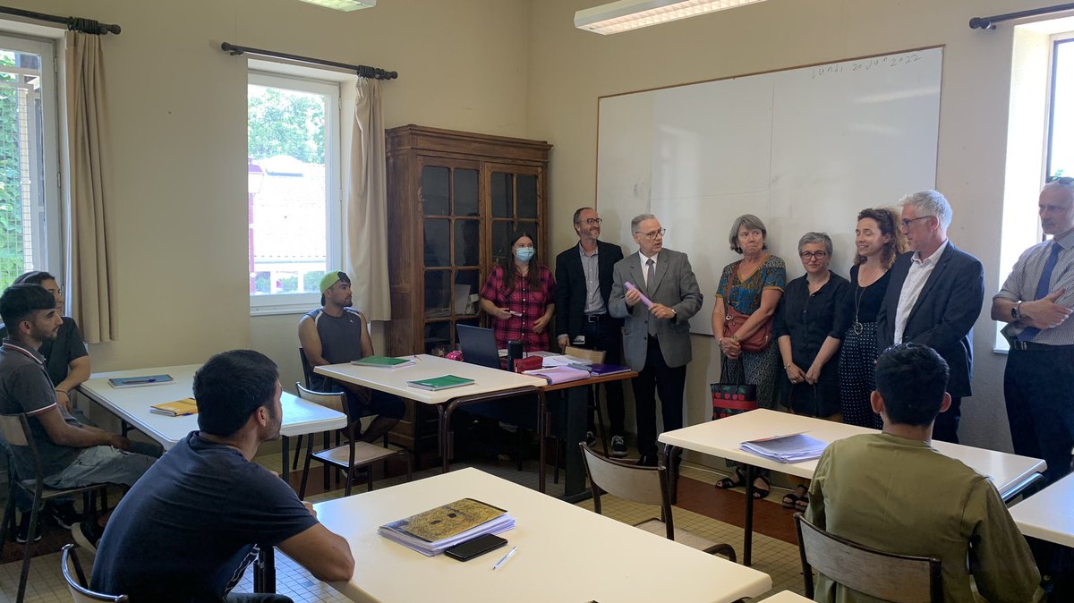 Prefet63's tweet photo. Dans le cadre de la #JourneeMondialedurefugie, le Préfet s’est rendu au centre provisoire d’hébergement de Pessat-Villeneuve géré par @CeCler63 afin d’échanger avec des réfugiés et les membres de l’association notamment sur leurs actions visant à l’intégration des réfugiés. https://t.co/JgrP4BkOWL
