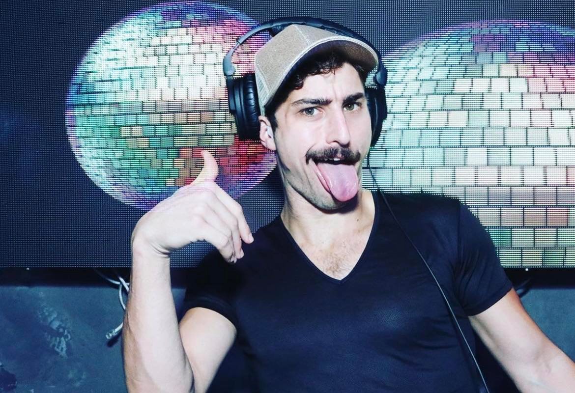 Jadu_AR's tweet photo. NYC's very own @djGoldstache will be spinning happy house, disco, and Fire Island vibes throughout. https://t.co/cbFDoe3kEV