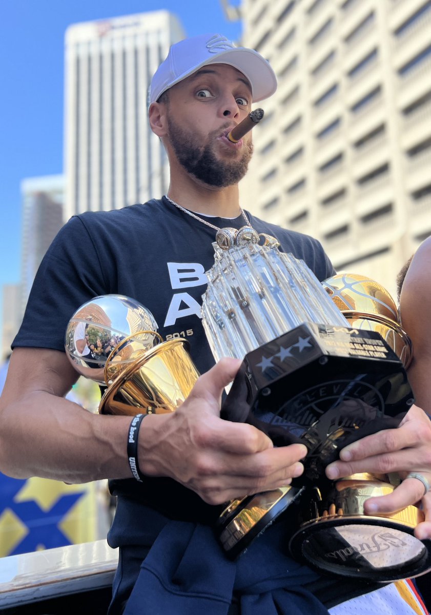 🏆👀

(via <a href="/StephenCurry30/">Stephen Curry</a>)