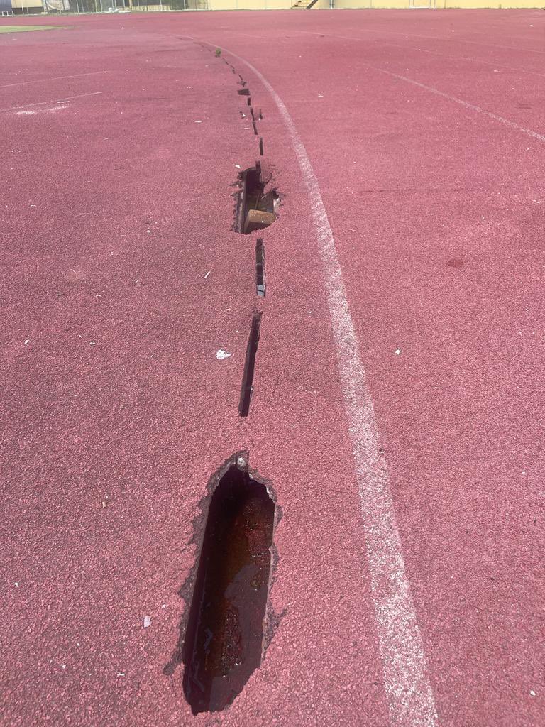 vianaraujo's tweet photo. Estas son las condiciones en la que se encuentra la pista del Estadio Olimpico Felix Sanchez. 

Penoso y vergonzoso. El único afectado es el atleta profesional, el aspirante y el amateur. 

En el proximo tweet, las imágenes de la pista de calentamiento. https://t.co/70ROoS4MjB