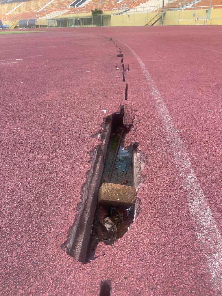 vianaraujo's tweet photo. Estas son las condiciones en la que se encuentra la pista del Estadio Olimpico Felix Sanchez. 

Penoso y vergonzoso. El único afectado es el atleta profesional, el aspirante y el amateur. 

En el proximo tweet, las imágenes de la pista de calentamiento. https://t.co/70ROoS4MjB