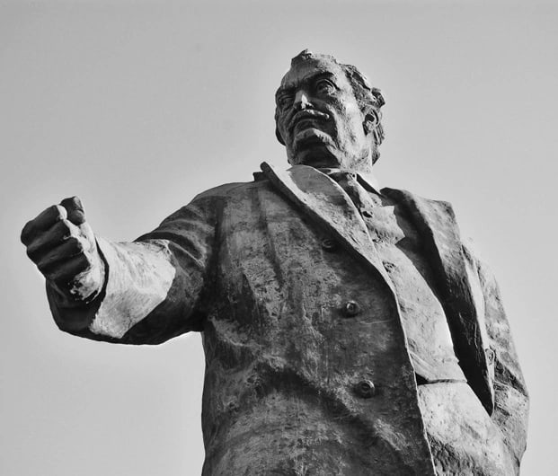 Георгий Димитров

140 лет назад родился Георгий Димитров — последний председатель Интернационала, пролетарский трибун. Он произнес тогда непреложное, и теперь актуальное «Происходящее, — заявил тогда Димитров, — не вопрос права, а вопрос соотношения сил».
telegra.ph/Aktualnyj-Dimi…