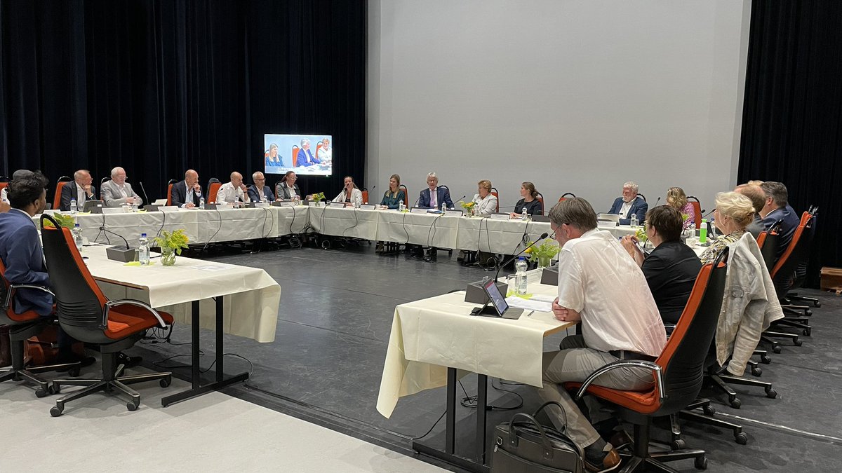 Vanavond een speciale raadsvergadering van de <a href="/RaadvanErmelo/">Raad van Ermelo</a> met de commissaris van de koning @CdK_johnberends van Gelderland over de profielschets van de nieuwe burgemeester van #Ermelo <a href="/CUErmelo/">ChristenUnie Ermelo</a>