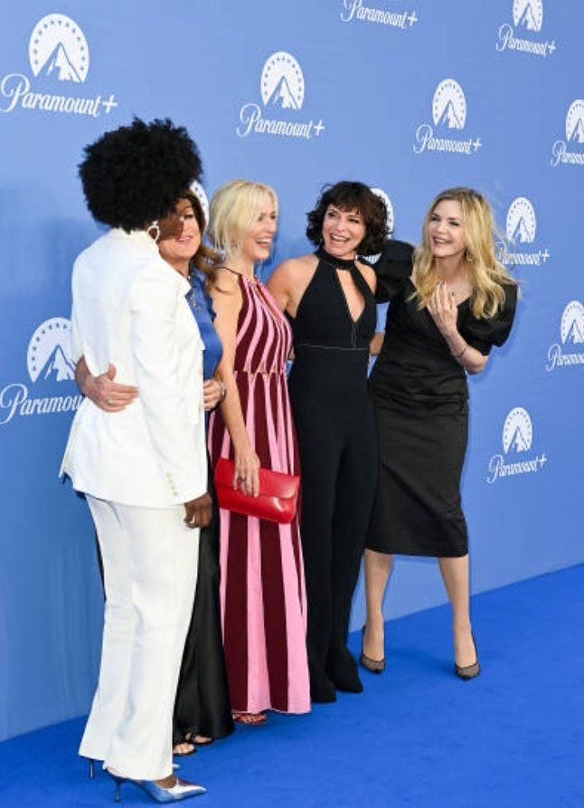 Dani_Auso's tweet photo. Off work. Now I can properly go all 😍❤. I love Viola's suit!!! They all look incredible. OMG!!! https://t.co/gKQTtAB9pt