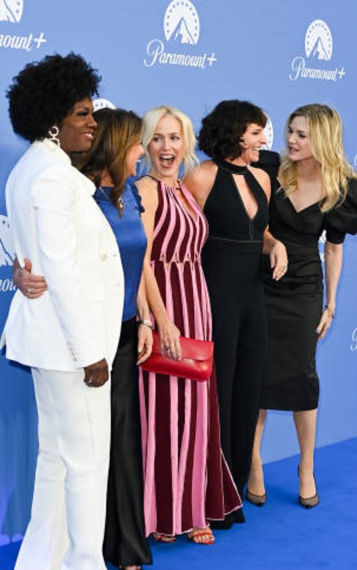 Dani_Auso's tweet photo. Off work. Now I can properly go all 😍❤. I love Viola's suit!!! They all look incredible. OMG!!! https://t.co/gKQTtAB9pt