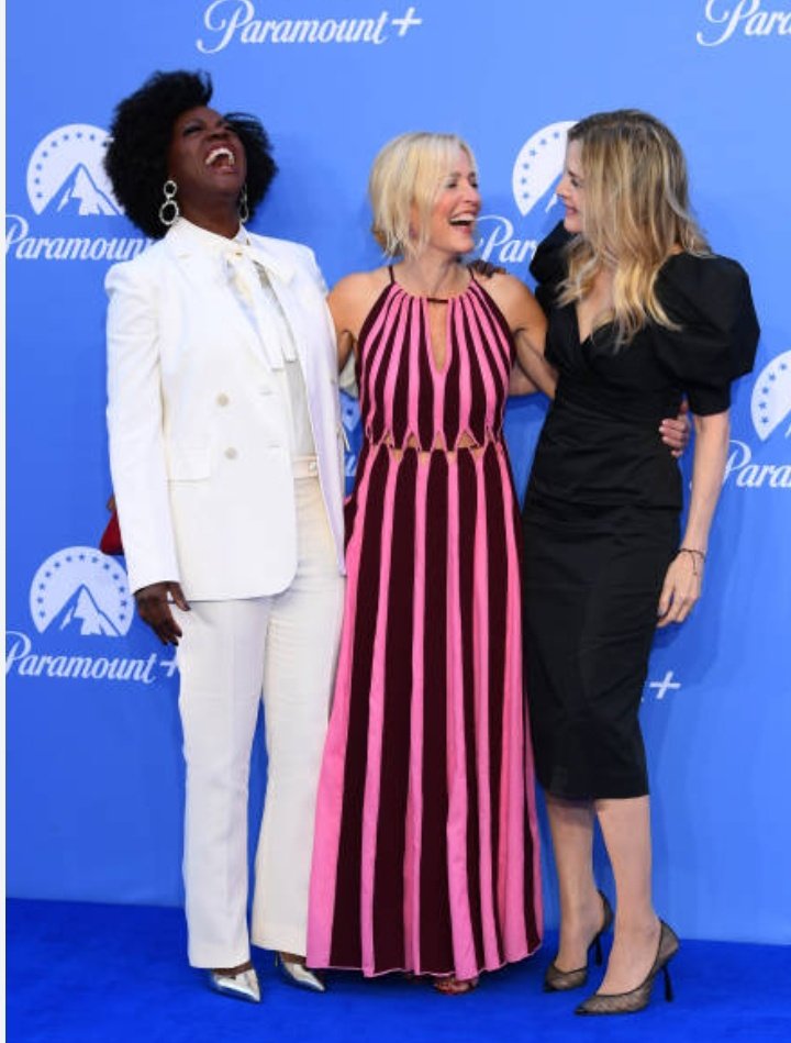 Dani_Auso's tweet photo. Off work. Now I can properly go all 😍❤. I love Viola's suit!!! They all look incredible. OMG!!! https://t.co/gKQTtAB9pt