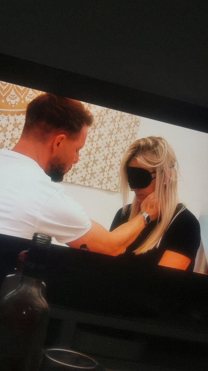 DLrtmusic's tweet photo. Un moment d'une genance extrême vraiment gars faut pas forcer. Faut la laisser. On dirait un stage à la spa avec un chien batu 🤣🤣🤣 🤗🤔🤫#MariesAuPremierRegard https://t.co/KAhqzzguIe